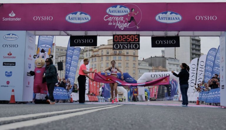 Andrea Díaz wint met gezag de Carrera de la Mujer Central Lechera Asturiana in A Coruña