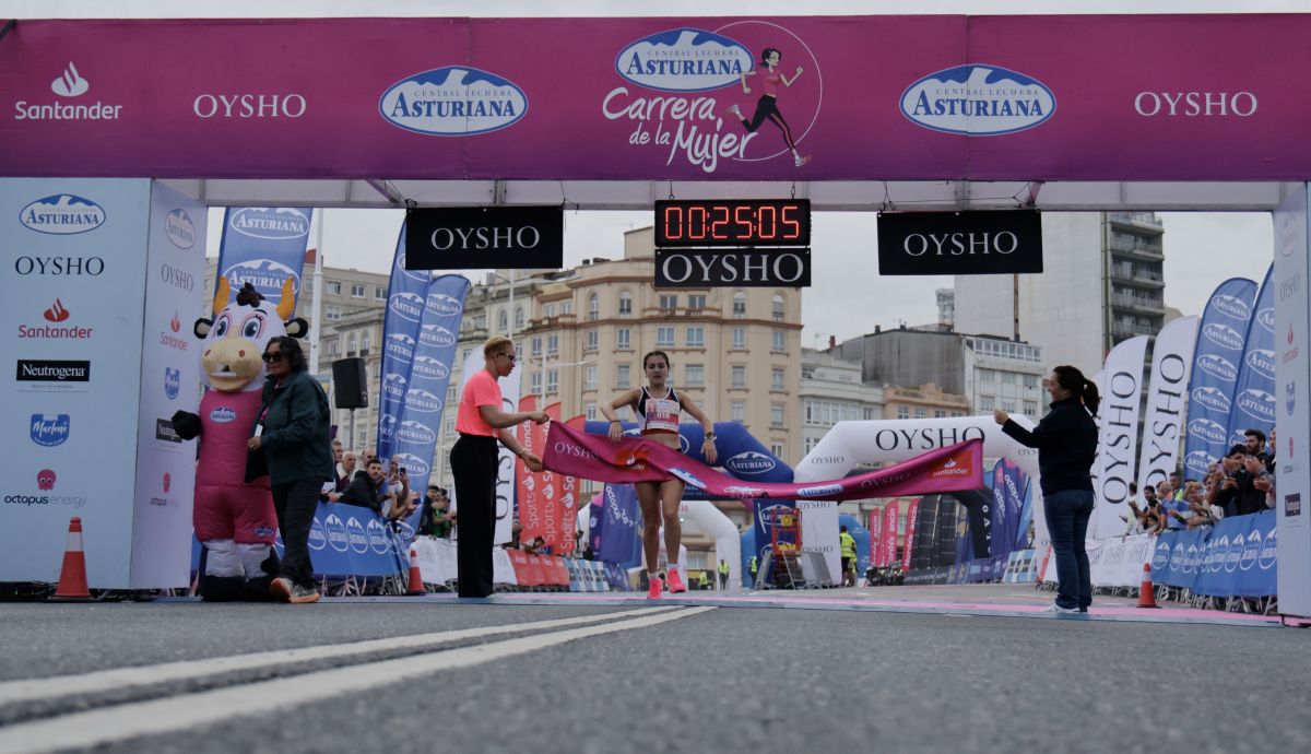 Andrea Díaz wint met gezag de Carrera de la Mujer Central Lechera Asturiana in A Coruña
