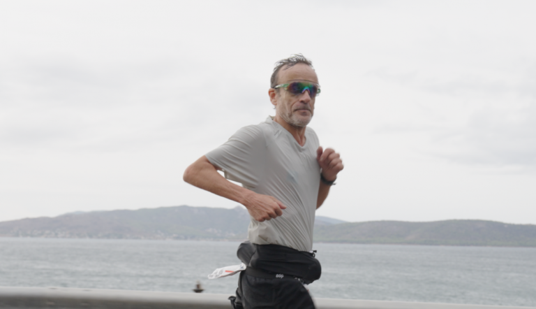 Kiko Martínez schrijft geschiedenis tijdens de Spartathlon in Griekenland: 246 km in 23 uur en 11 minuten