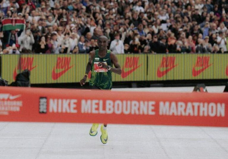 Eliud Kipchoge wint opnieuw een marathon en breekt het wereldrecord in Melbourne