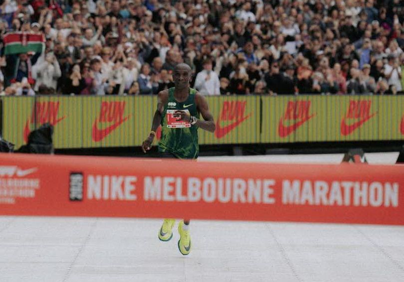 Eliud Kipchoge wint opnieuw een marathon en breekt het wereldrecord in Melbourne