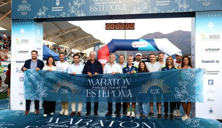 Juan Miguel Caravaca en Sonia Oncala, de eerste winnaars ooit van de Estepona Marathon