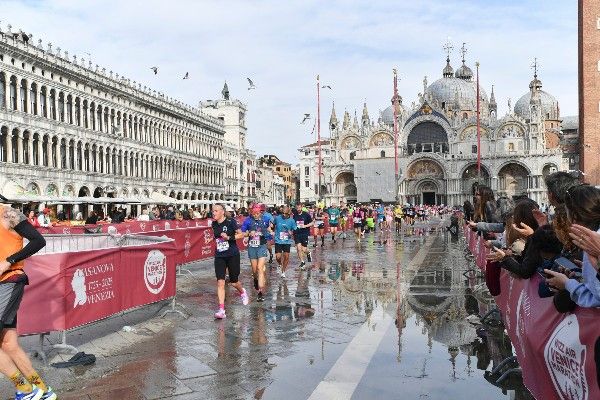 24.000 deelnemers deze zondag aan de Venetië Marathon en Halve Marathon